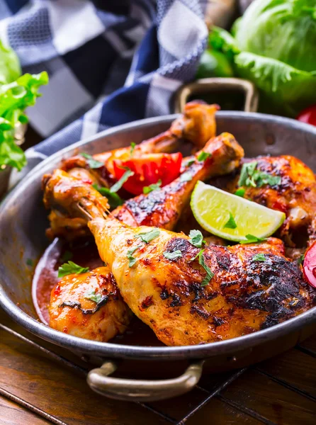 Grilled chicken legs, lettuce and cherry tomatoes limet olives. Traditional cuisine. Mediterranean cuisine — Stock Photo, Image