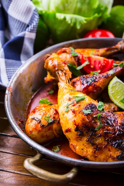 Grilled chicken legs, lettuce and cherry tomatoes limet olives. Traditional cuisine. Mediterranean cuisine — Stock Photo, Image