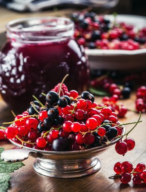 Kırmızı ve siyah kuş üzümü. taze berry ile kırmızı kuş üzümü reçeli