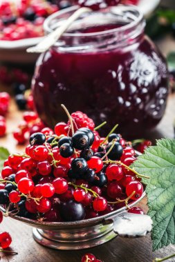Kırmızı ve siyah kuş üzümü. taze berry ile kırmızı kuş üzümü reçeli