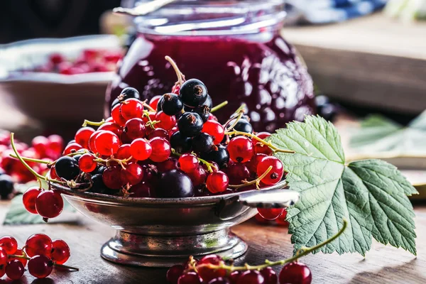 Kırmızı ve siyah kuş üzümü. taze berry ile kırmızı kuş üzümü reçeli — Stok fotoğraf