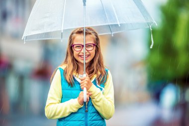 Şemsiye yağmur altında ile güzel genç önceden genç kız portresi
