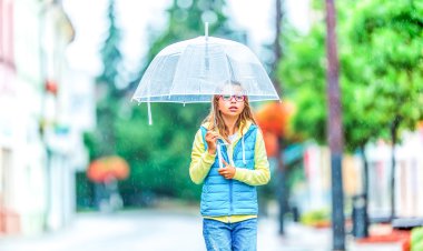 Şemsiye yağmur altında ile güzel genç önceden genç kız portresi