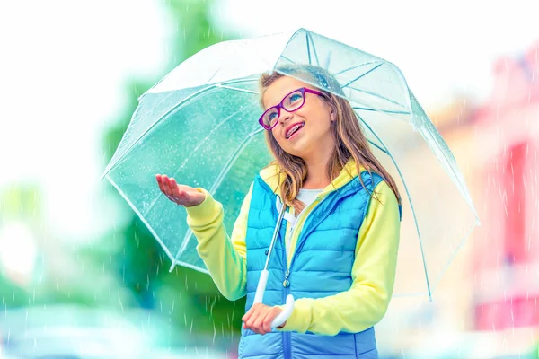 Portrét krásné mladé pre-dospívající dívky s deštníkem za deště — Stock fotografie