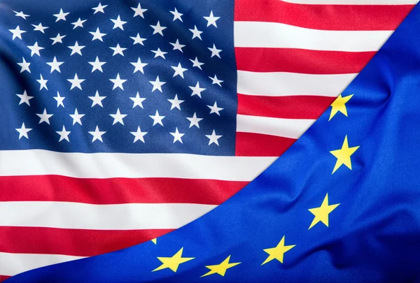 Bandiere degli Stati Uniti e dell'Unione europea. Bandiera americana e bandiera dell'UE. Bandiera dentro le stelle. Concetto bandiera mondiale — Foto Stock