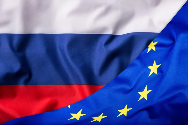 Drapeaux de la Russie et de l'Union européenne. Russie Drapeau et drapeau de l'UE. Concept de monnaie du drapeau mondial — Photo