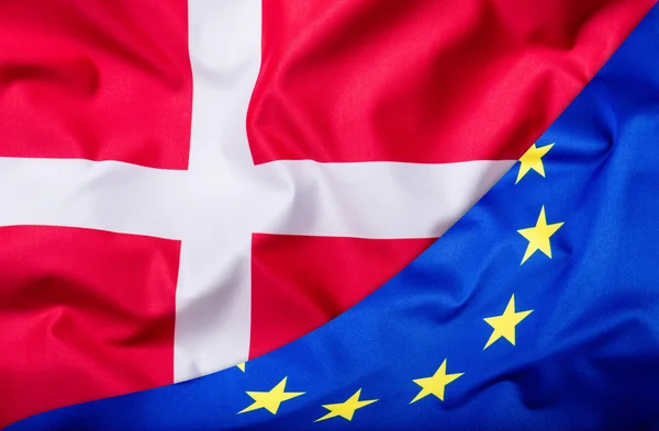 Drapeaux du Danemark et de l'Union européenne. Danemark Drapeau et drapeau de l'UE. Concept de monnaie du drapeau mondial — Photo