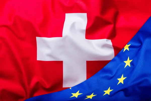 Drapeaux de la Suisse et de l'Union européenne. Suisse Drapeau et drapeau de l'UE. Concept de monnaie du drapeau mondial — Photo