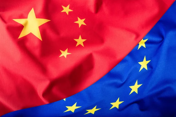 Banderas de China y de la Unión Europea. Bandera de China y Bandera de la UE. Bandera dentro de las estrellas. Concepto de bandera mundial — Foto de Stock