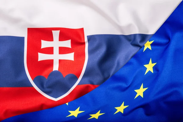 Flagi Unii Europejskiej i Republiki Słowackiej. Republice Słowackiej flaga i Flaga UE. Koncepcja pieniądza flagi świata — Zdjęcie stockowe