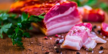 Domuz pastırması. Füme pastırma maydanoz ot tuz biber ve sarımsak. Eklemeniz hayat stüdyo çekim