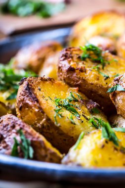 Patates. Kavrulmuş patates. Amerikan patates pastırma füme sarımsak Tuz karabiber kimyon dereotu maydanoz - bitki dekorasyon ile
