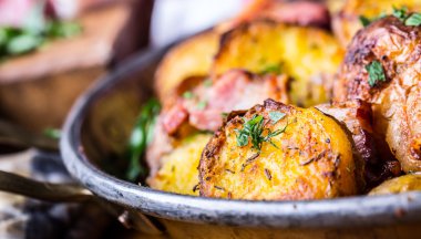 Patates. Kavrulmuş patates. Amerikan patates pastırma füme sarımsak Tuz karabiber kimyon dereotu maydanoz - bitki dekorasyon ile