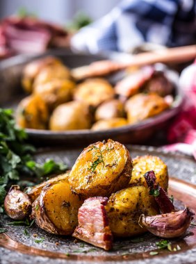 Patates. Kavrulmuş patates. Amerikan patates pastırma füme sarımsak Tuz karabiber kimyon dereotu maydanoz - bitki dekorasyon ile