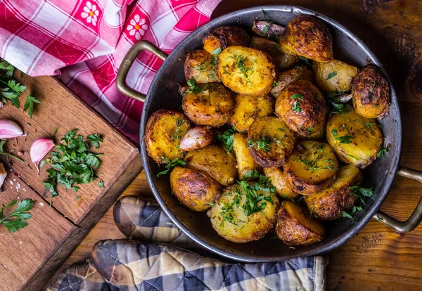 Patata. Patatas asadas. Patatas americanas con tocino ahumado ajo sal pimienta comino eneldo perejil - decoración de hierbas —  Fotos de Stock