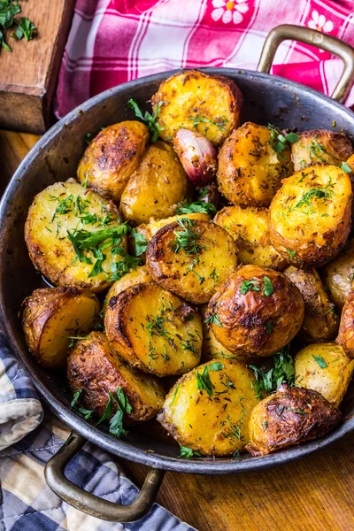 Patata. Patatas asadas. Patatas americanas con tocino ahumado ajo sal pimienta comino eneldo perejil - decoración de hierbas — Foto de Stock