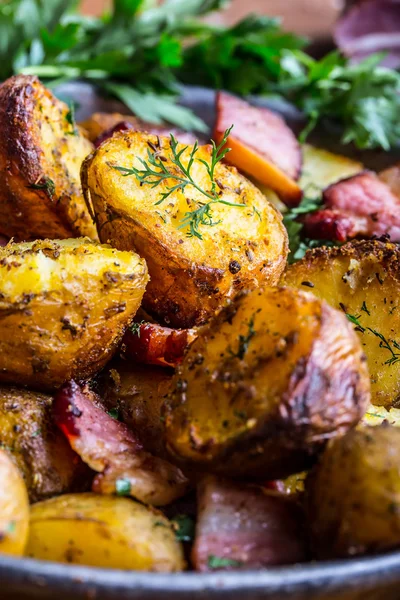 Potato. Roasted potatoes. American potatoes with smoked bacon garlic salt pepper cumin dill parsley - herb decoration — Stock Photo, Image