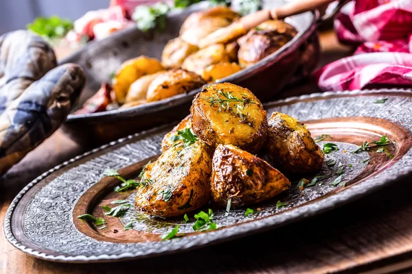 Patates. Kavrulmuş patates. Amerikan patates pastırma füme sarımsak Tuz karabiber kimyon dereotu maydanoz - bitki dekorasyon ile