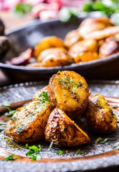 Potato. Roasted potatoes. American potatoes with smoked bacon garlic salt pepper cumin dill parsley - herb decoration — Stock Photo, Image