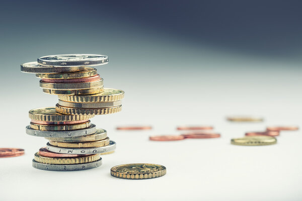 Монеты евро. Евро. Курс евро. Монеты сложены друг на друга в разные позиции. Концепция денег
