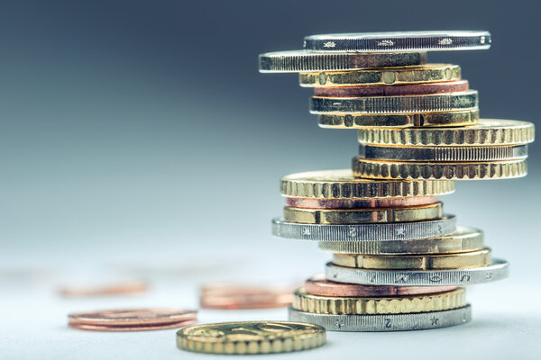 Монеты евро. Евро. Курс евро. Монеты сложены друг на друга в разные позиции. Концепция денег
