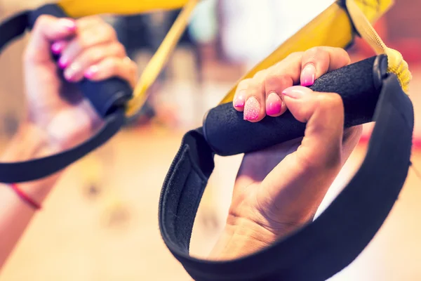 Trx. Frauenhände mit Fitness-Trx-Gurten im Fitnessstudio — Stockfoto
