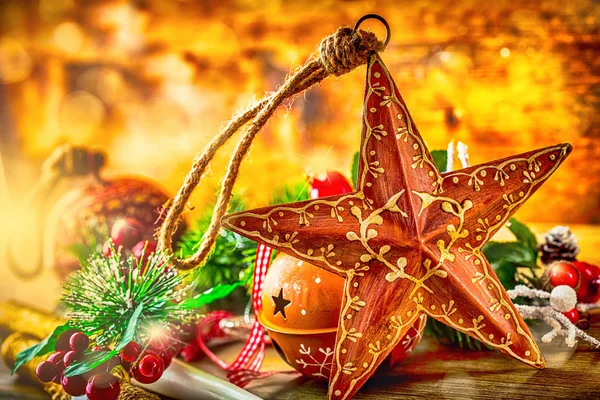 Temps de Noël.Étoile de Noël et décoration. Design de bordure de Noël sur le fond en bois. Jingle de Noël cloches sapin avec bougie et décoration de Noël — Photo