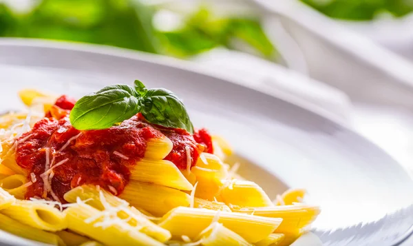 Pasta Penne con salsa boloñesa de tomate, queso parmesano y hojas de albahaca. Cocina Mediterránea.Cocina italiana — Foto de Stock