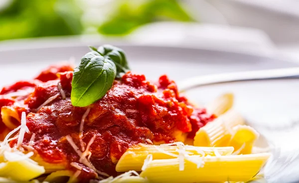 Pasta Penne con salsa boloñesa de tomate, queso parmesano y hojas de albahaca. Cocina Mediterránea.Cocina italiana — Foto de Stock