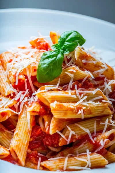 Pasta penne med tomat Bolognese sås, parmesanost och basilikablad. Medelhavsmat. Italienska köket — Stockfoto