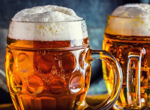 Bira. Oktoberfest.İki soğuk bira. Fıçı bira. Taslak bira. Altın bira. Altın bira. Üstünde köpük olan iki altın bira. Pub otel veya restoranda cam kavanozlarda soğuk bira taslağı. Natürmort