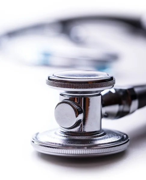 Estetoscópio. Estetoscópio ferramenta médica com pílulas e coração vermelho — Fotografia de Stock