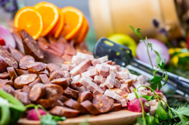 Lezzetli bir gıda - pastırma sosis sebze bitki dekorasyon ile catering büfe masa