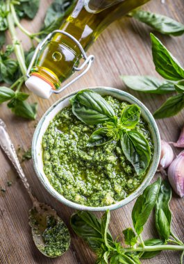 Ahşap masanın üzerine pesto taze fesleğen yaprağı
