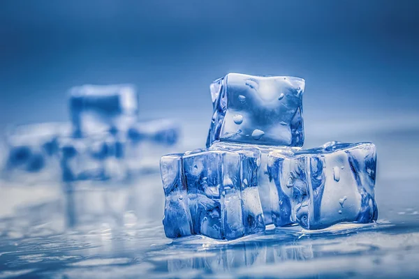 Jégkockák kék háttér — Stock Fotó