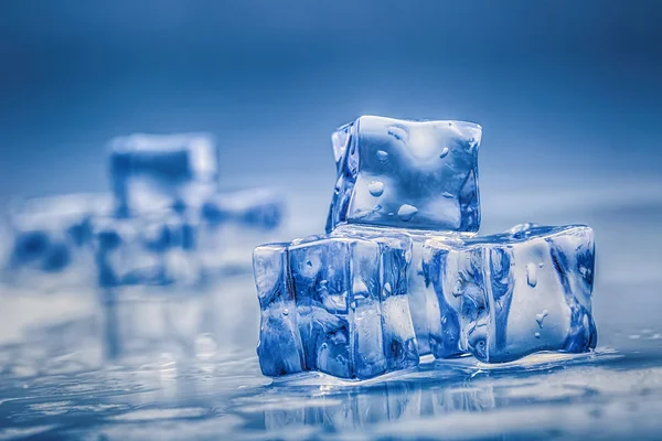 Cubos de gelo em fundo azul — Fotografia de Stock