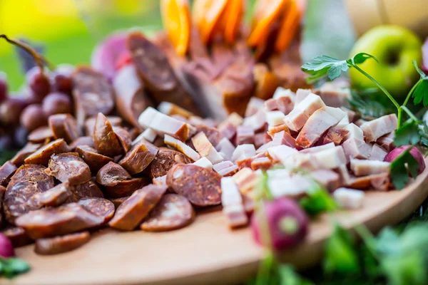 Питание шведский стол с вкусной едой - бекон колбасные травы украшения . — стоковое фото