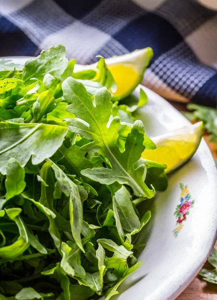 Зеленый салат ругула и детский шпинат с лаймом — стоковое фото