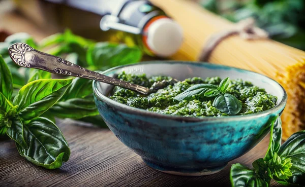 Pesto de feuilles de basilic frais sur table en bois — Photo