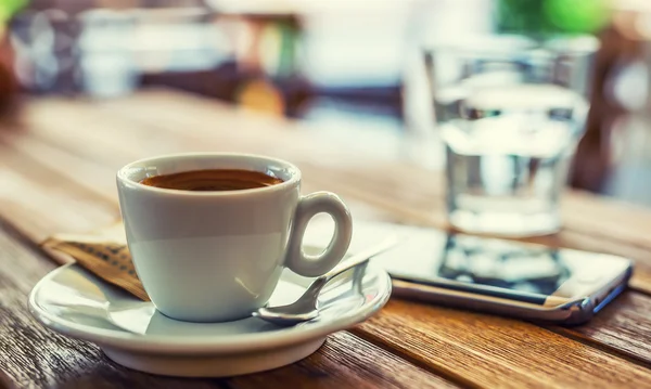 Café. Negócios de coffee break. Xícara de café telefone móvel na mesa no restaurante café casa terraço — Fotografia de Stock