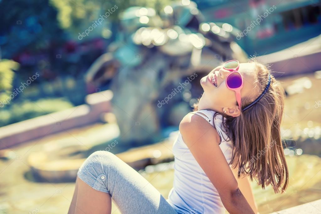 Beautiful young girl teen outdoor. Happy pre-teen girl with braces and  glasses. Summer hot day — Stock Photo © weyo #122607816