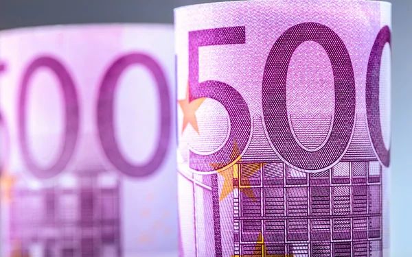 Sparschweinchen, rosa Sparschwein und Fünfhundert-Euro-Banknoten. — Stockfoto