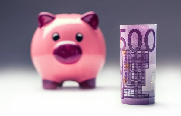 Piggy bank.Pink Piggy save и банкноты на пятьсот евро. — стоковое фото