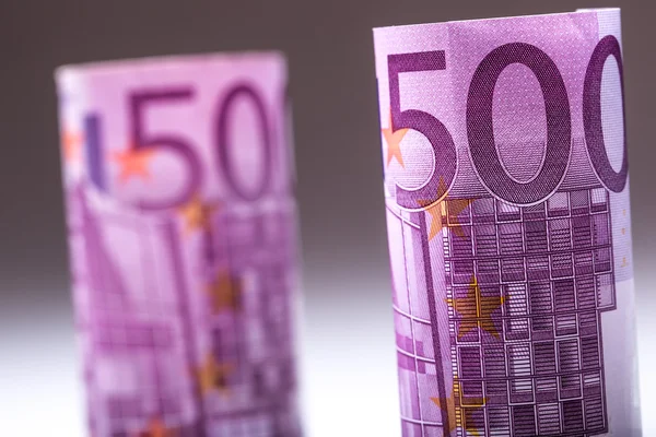 Sparschweinchen, rosa Sparschwein und Fünfhundert-Euro-Banknoten. — Stockfoto