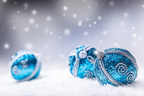Boże Narodzenie. Boże Narodzenie niebieski kulki śniegu i miejsca streszczenie tło — Zdjęcie stockowe