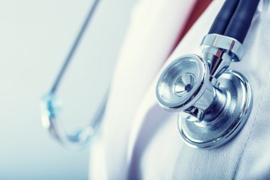 Stetoskop. Steteskop dinleme kalp atışı için hazır tutan doktor