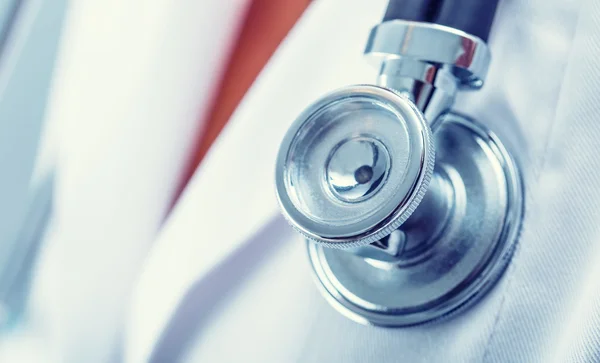 Stetoscopio. Dottore in possesso di uno stetoscopio pronto ad ascoltare il battito cardiaco — Foto Stock