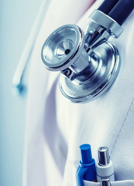 Estetoscopio. Doctor sosteniendo un estetoscopio listo para escuchar latidos del corazón —  Fotos de Stock