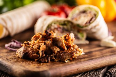 Arka planda tortilla dolu shawarma talaşı..