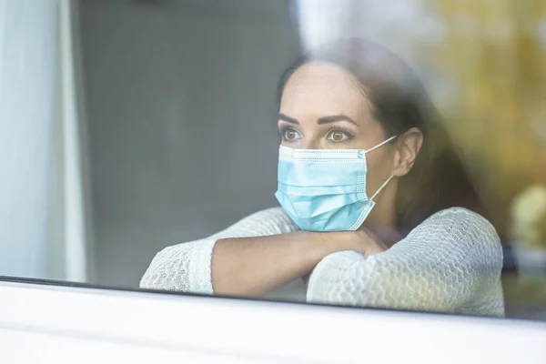 女性を身に着けているフェイスマスクによる隔離中の社会的隔離によるCovid 19パンデミックうつ病 — ストック写真